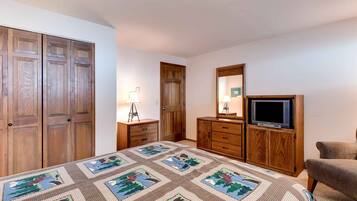 4 bedrooms, iron/ironing board, travel crib, free WiFi