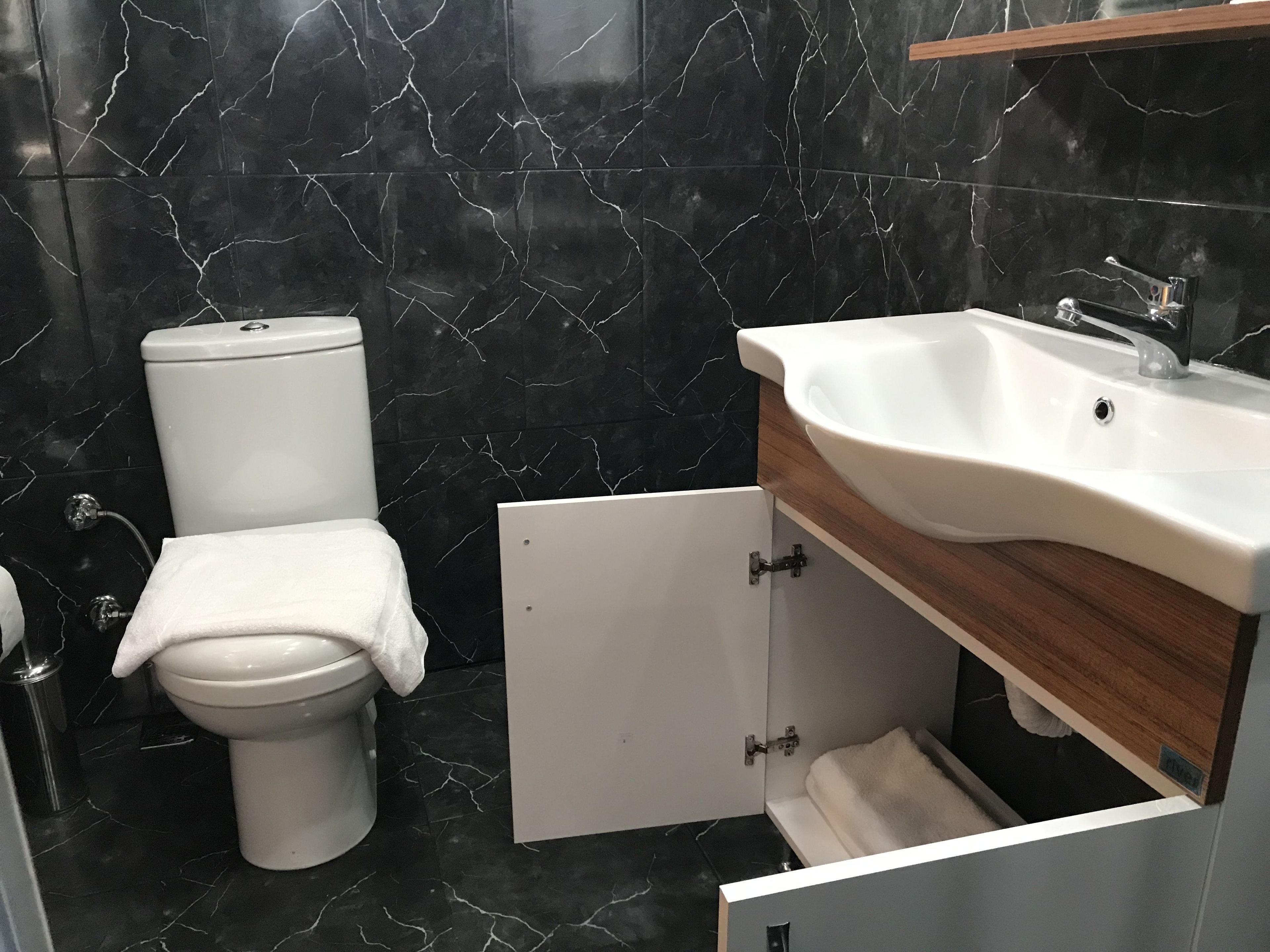 deluxe tek büyük yataklı oda, 1 çift kişilik yatak, balkonlu | bathroom | shower, free toiletries, hair dryer, slippers