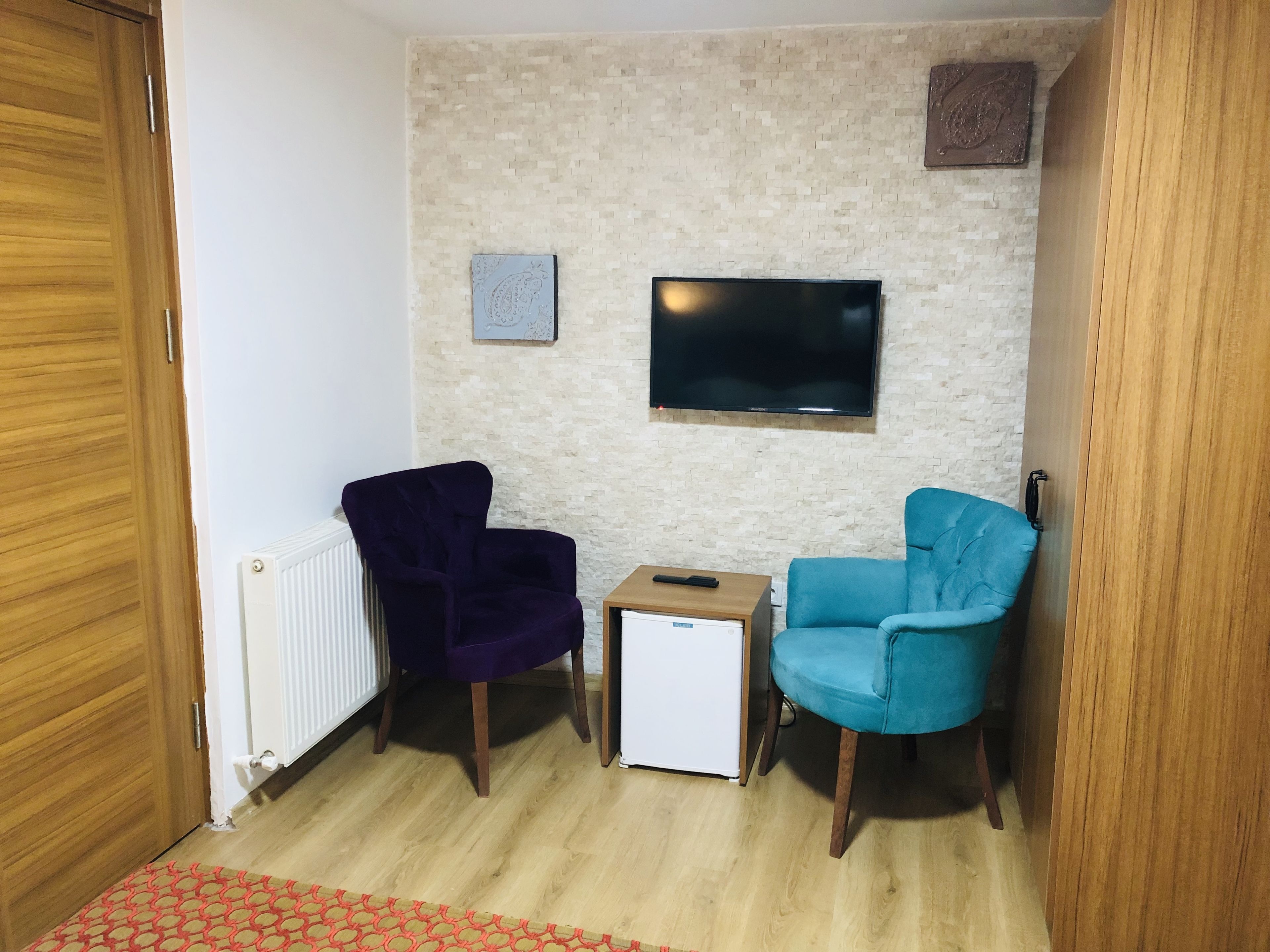 deluxe tek büyük yataklı oda, 1 çift kişilik yatak, balkonlu | living area | -8-inch lcd tv with satellite channels, tv