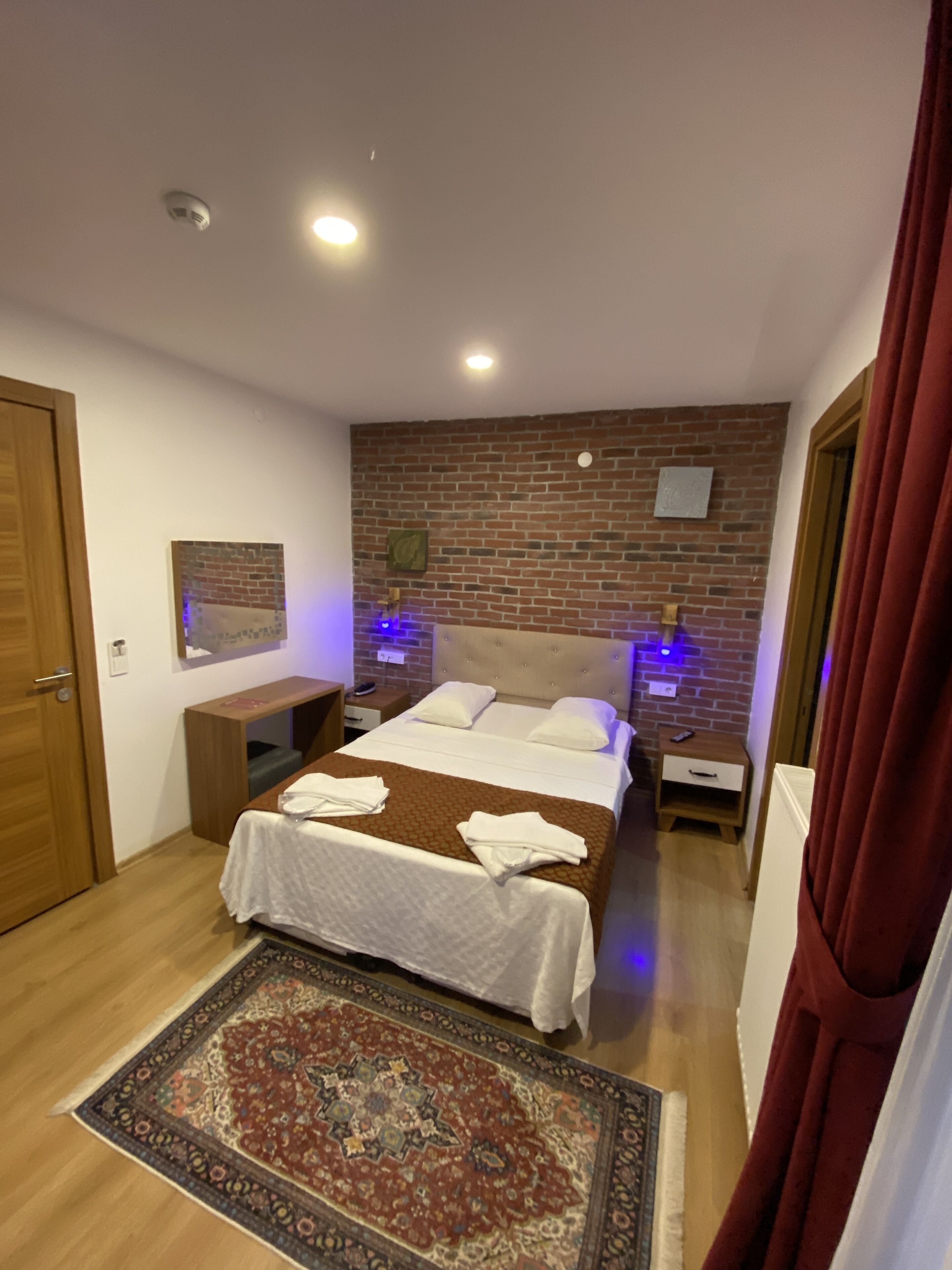 deluxe double room, sea view | minibar, in-room safe, desk, soundproofing
