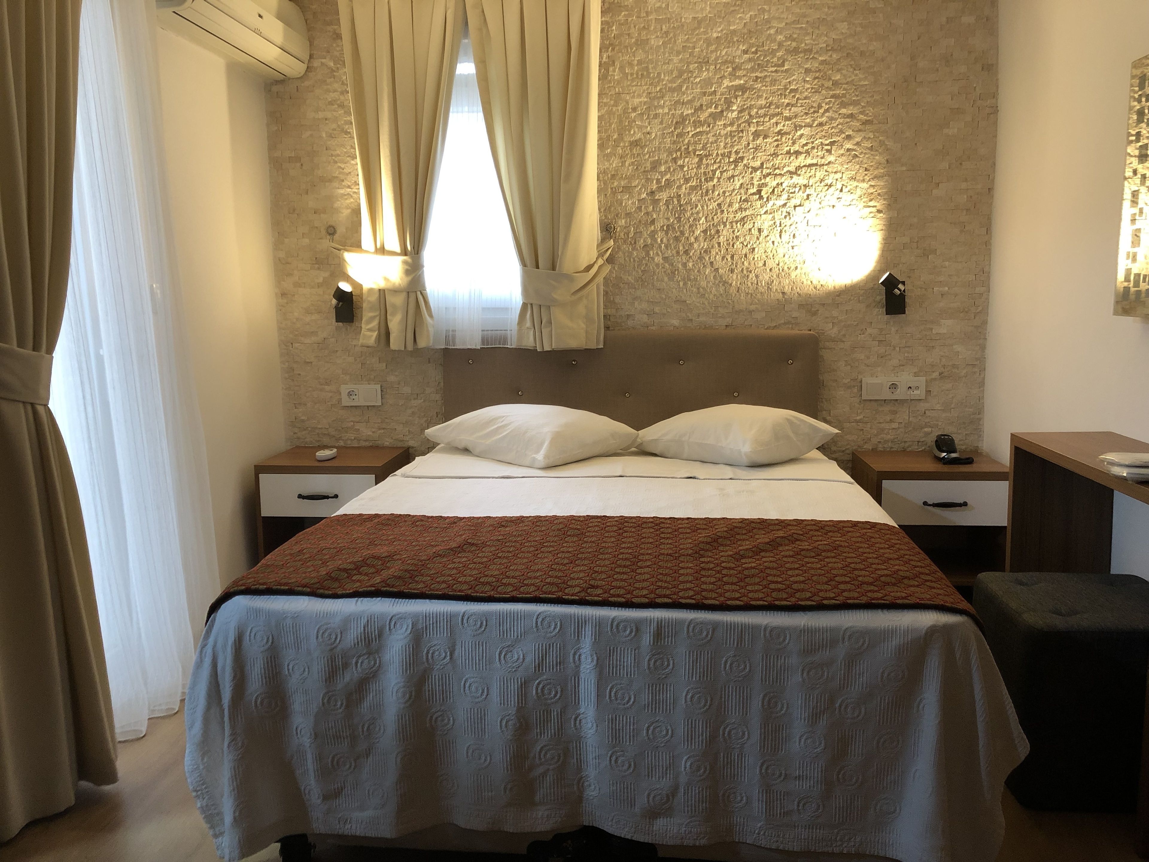 deluxe tek büyük yataklı oda, 1 çift kişilik yatak, balkonlu | minibar, in-room safe, desk, soundproofing