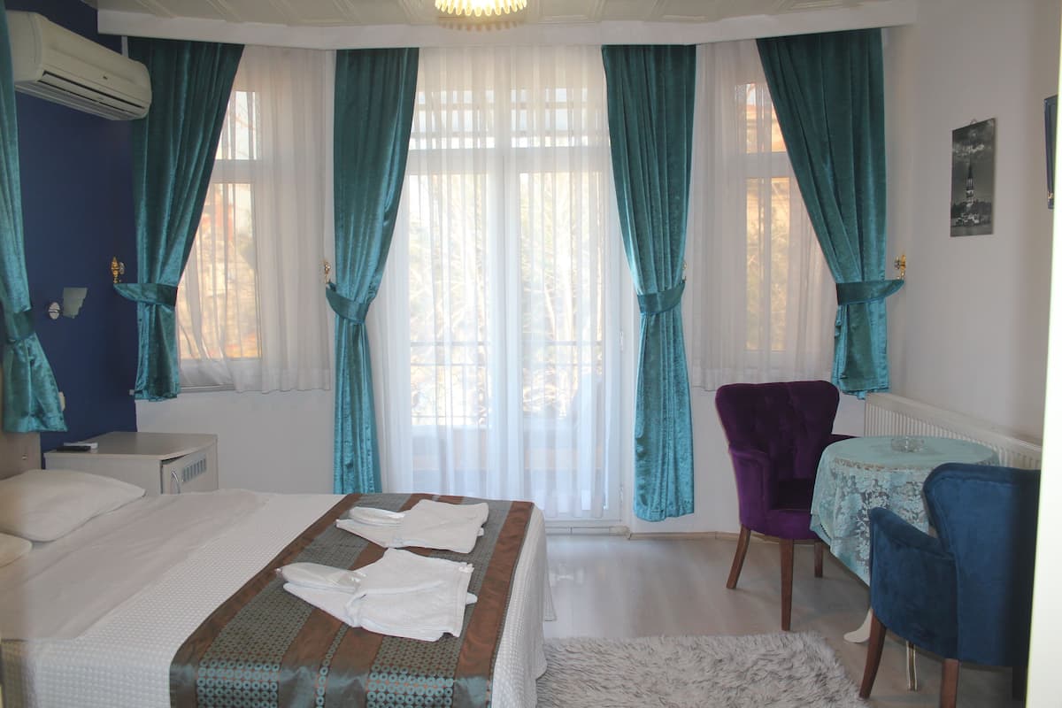 Deluxe Double Room, Sea View | Minibar, in-room safe, desk, soundproofing