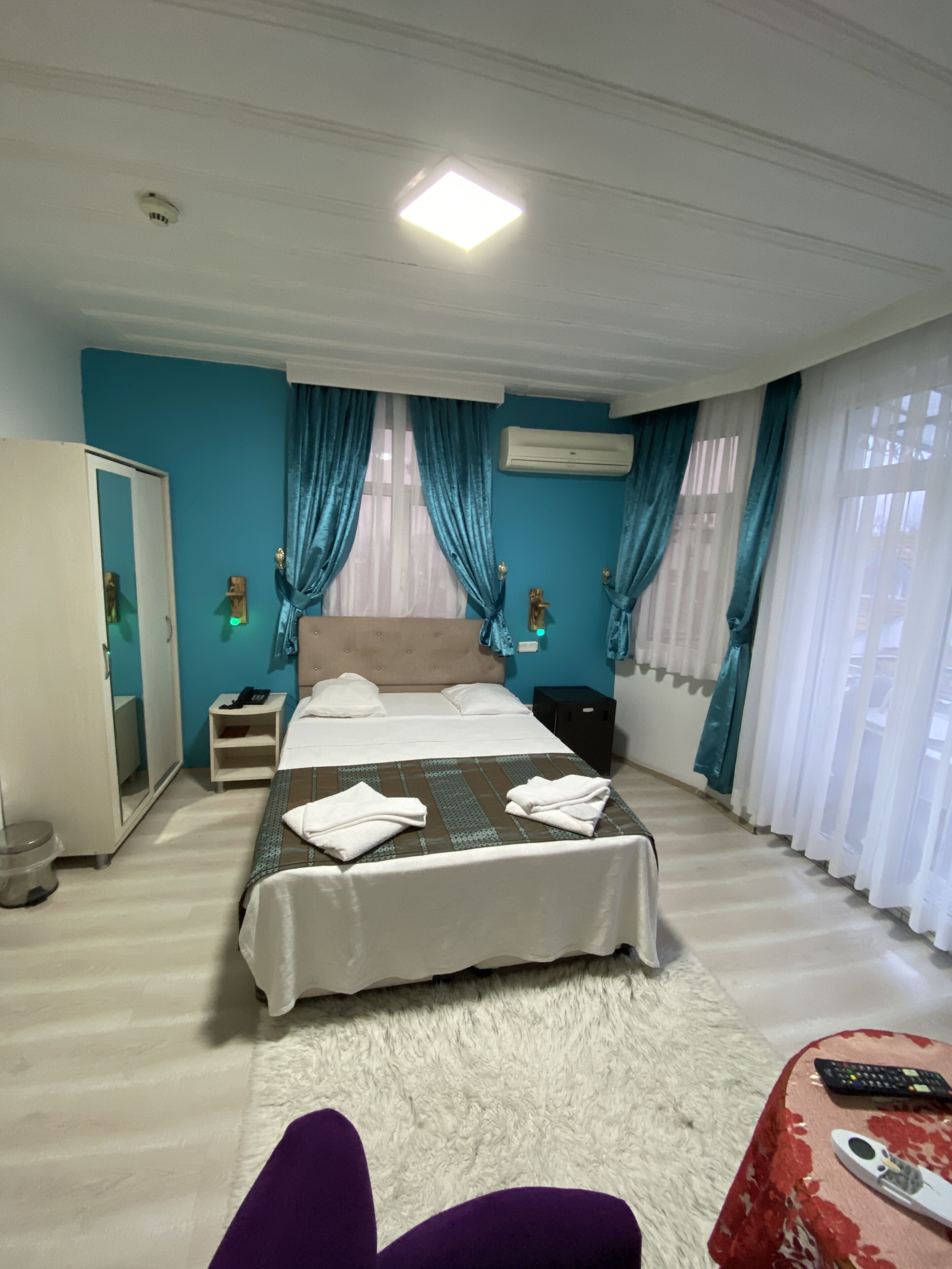 deluxe double room, sea view | minibar, in-room safe, desk, soundproofing
