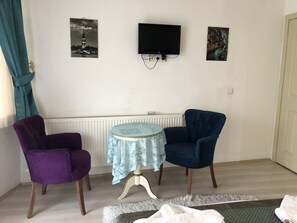 Quarto casal luxo, vista para o mar | Área de estar | TV LCD -8 polegadas com canais via satélite, TV