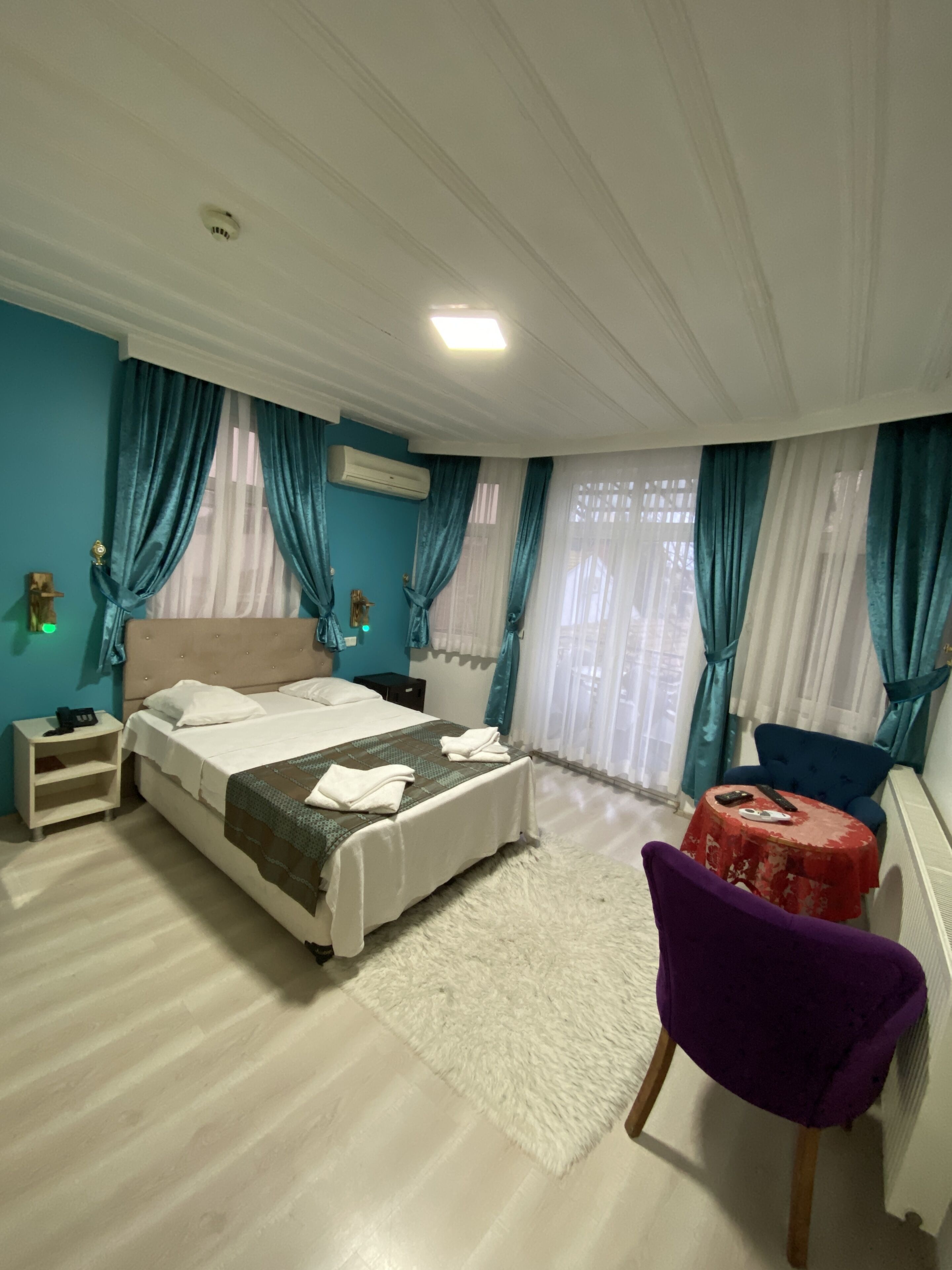 Deluxe tweepersoonskamer, uitzicht op zee | Een minibar, een kluis op de kamer, een bureau, geluiddichte muren