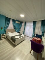 Habitación Deluxe doble, vistas al mar | Minibar, caja fuerte, escritorio y sistema de insonorización