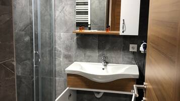Deluxe Tek Büyük Yataklı Oda, 1 Çift Kişilik Yatak, Balkonlu | Bathroom | Shower, free toiletries, hair dryer, slippers