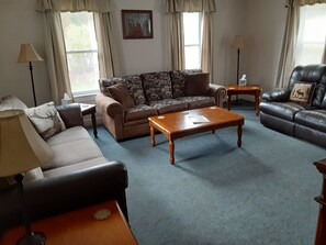 Smart-TV, peis, DVD-spiller og bordtennis