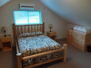 3 bedrooms, iron/ironing board, free WiFi, bed sheets - A Quiet Private Home With All Your Needs Fulfilled. Fun Year-round Destination  (Stoney Creek)