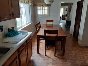 Dining - A Quiet Private Home With All Your Needs Fulfilled. Fun Year-round Destination  (Stoney Creek)