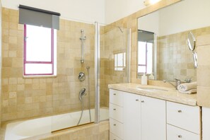 Penthouse Premium - 4 sovrum - utsikt mot staden | Badrum | Badkar och dusch, djupt badkar, gratis toalettartiklar och hårtork
