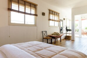 Penthouse Premium - 4 sovrum - utsikt mot staden | 4 sovrum, skrivbord, mörkläggningsgardiner och strykjärn/strykbräda