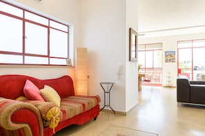 Appartement Penthouse Prestige, 4 chambres, vue sur la ville | Aire de séjour | Téléviseur à écran plat