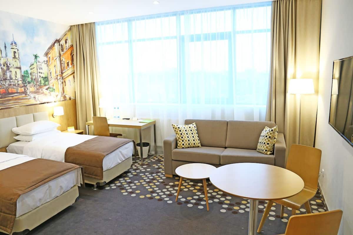 Studio, 2 eenpersoonsbedden, kitchenette, uitzicht op stad | Een kluis op de kamer, een bureau, geluiddichte muren