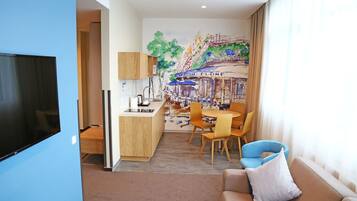 Superior Apartment, 1 Katil Raja (King), Kitchenette, City View | Peti besi dalam bilik, meja, kalis bunyi, seterika/papan seterika