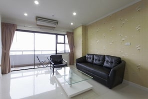 2 Bedrooms Apartment with Sea View | Wohnbereich | 32-Zoll-Flachbildfernseher mit Kabelempfang, Fernseher