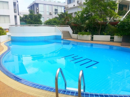 Una piscina al aire libre