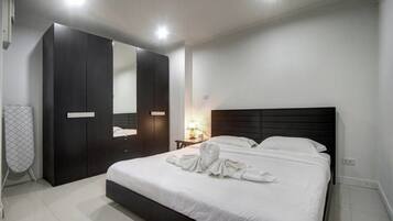2 Bedrooms Apartment with Sea View | Brankas, kedap suara, setrika/meja setrika, dan Wi-Fi gratis