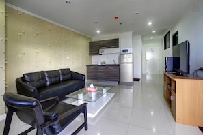 2 Bedrooms Apartment with Sea View | Wohnbereich | 32-Zoll-Flachbildfernseher mit Kabelempfang, Fernseher