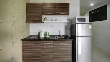 2 Bedrooms Apartment with Sea View | Cocineta privada | Refrigerador, microondas, parrilla de estufa y cafetera y tetera