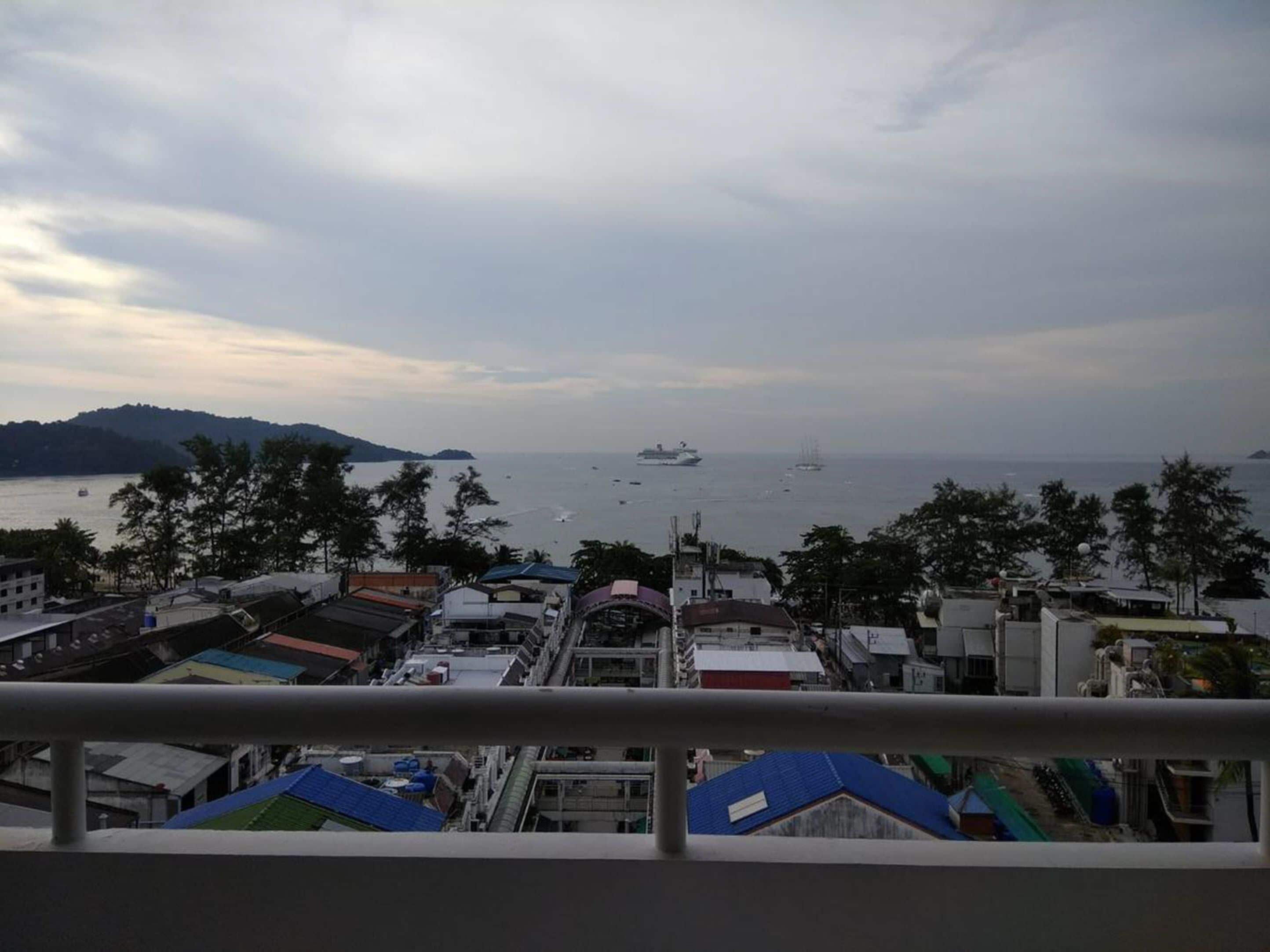 Un pueblo costero con edificios y vista al mar.
