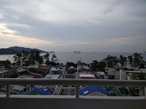 1 Bedroom Apartment with Sea View | Vue sur la plage/l’océan