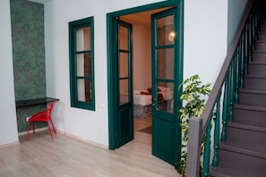 Appartamento familiare, 2 camere da letto, vista città | 1 camera, biancheria da letto di alta qualità, una scrivania