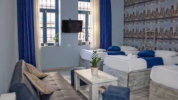 Phòng 3 tiện nghi đơn giản | 1 phòng ngủ, bộ đồ giường cao cấp, bàn