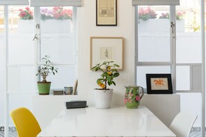 In-room dining - Vintage & Chic with Patio by FeelHome (Tel Aviv)
