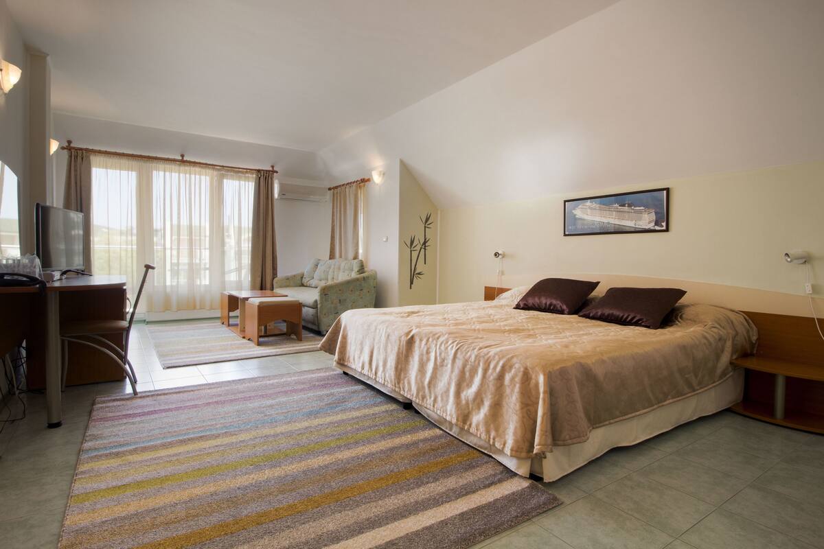 Comfort Studio | Minibar, in-room safe, desk, cots/infant beds
