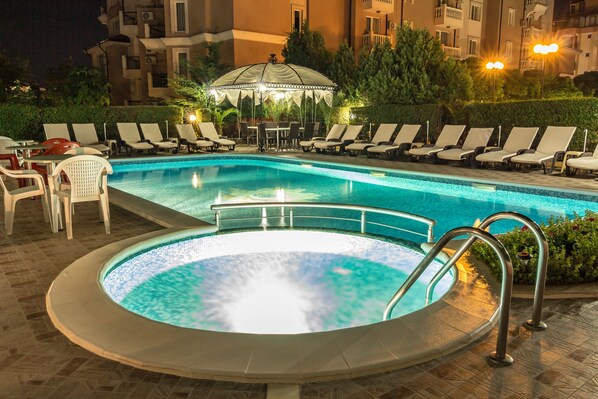 Outdoor pool, free cabanas, pool umbrellas