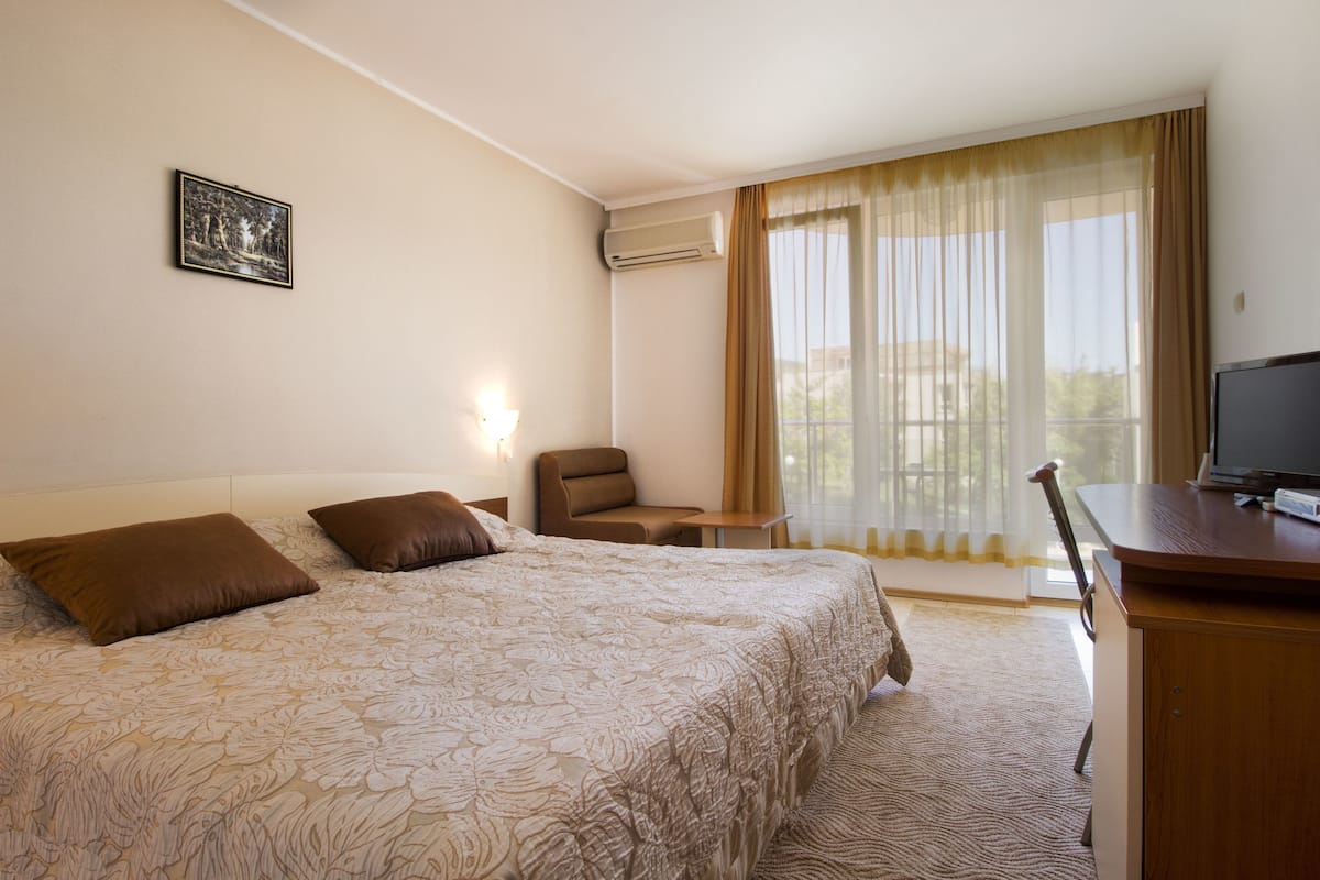 Comfort Twin Room | Minibar, in-room safe, desk, cots/infant beds