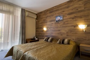 Minibar, coffres-forts dans les chambres, bureau