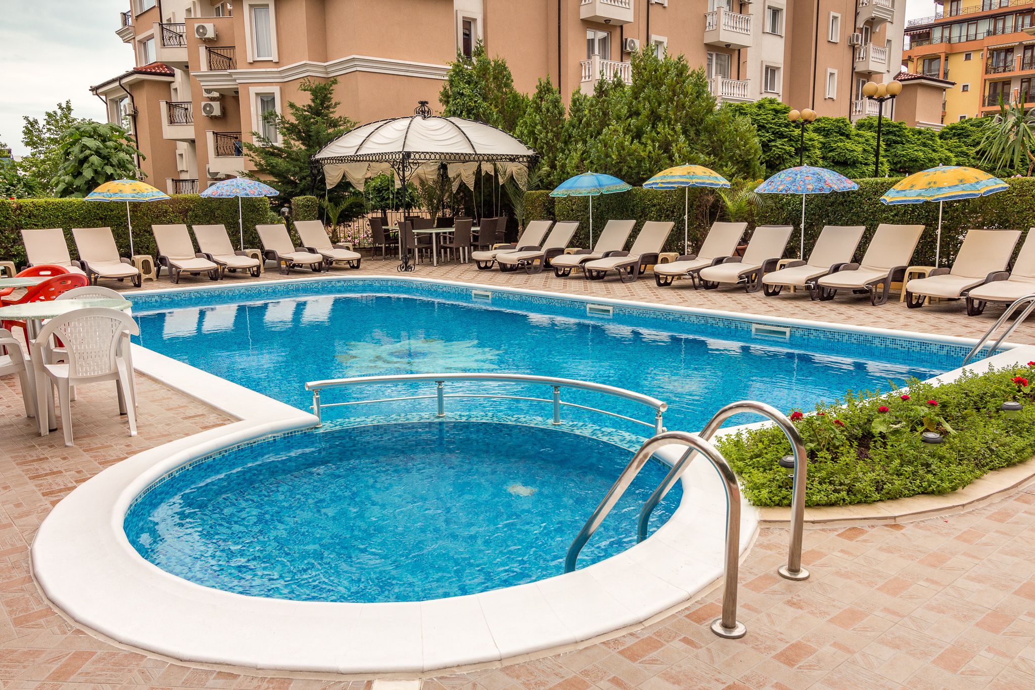 Outdoor pool, free cabanas, pool umbrellas