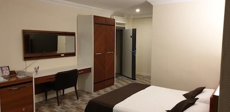 Minibar con artículos gratuitos y caja de seguridad en la habitación . Eriza Hotel