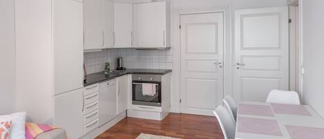 City appartement, 2 slaapkamers | Privékeuken | Een koelkast, een oven, een kookplaat, een vaatwasser