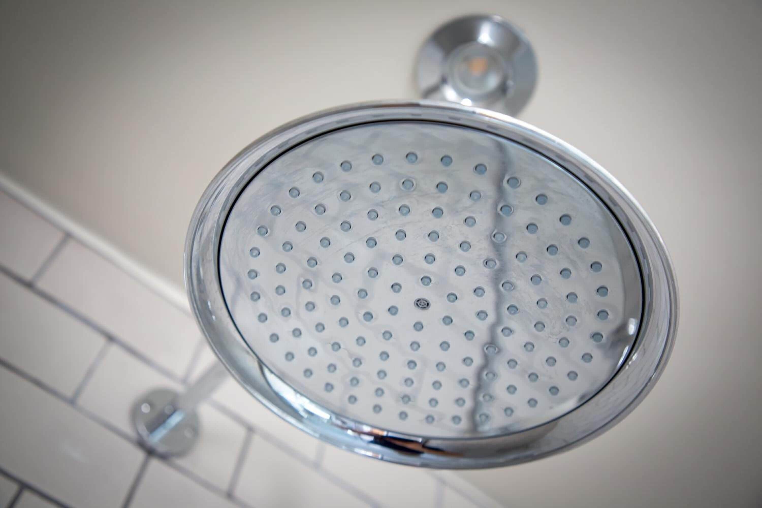 Un cabezal de ducha con diseño circular y múltiples orificios.