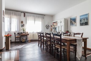 Apartment | Essbereich im Zimmer