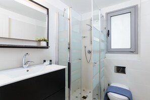 Design-lejlighed - 1 soveværelse | Badeværelse | Bruser, gratis toiletartikler, hårtørrer, håndklæder