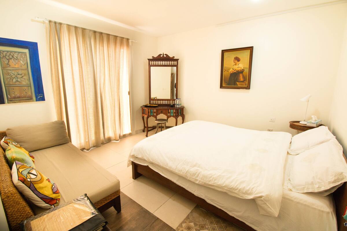 Standard-Doppelzimmer, zum Innenhof hin | 1 Schlafzimmer, Schreibtisch, Bügeleisen/Bügelbrett, kostenloses WLAN