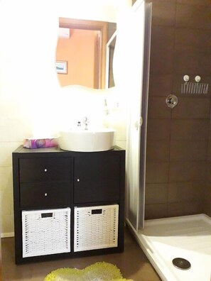 Shower, free toiletries, hair dryer, towels - Anirbas (Reggio Calabria)