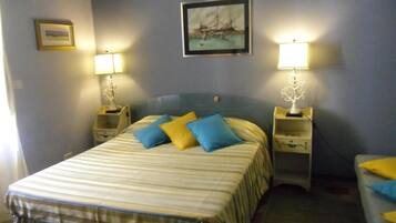 Minibar, Schreibtisch, kostenloses WLAN, BettwÀsche