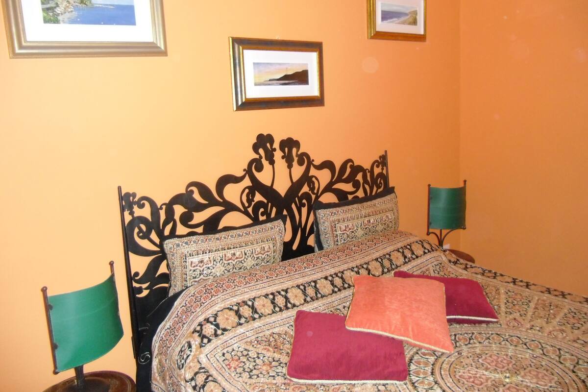 Chambre double | Minibar, bureau, accès au Wi-Fi (inclus), literie fournie