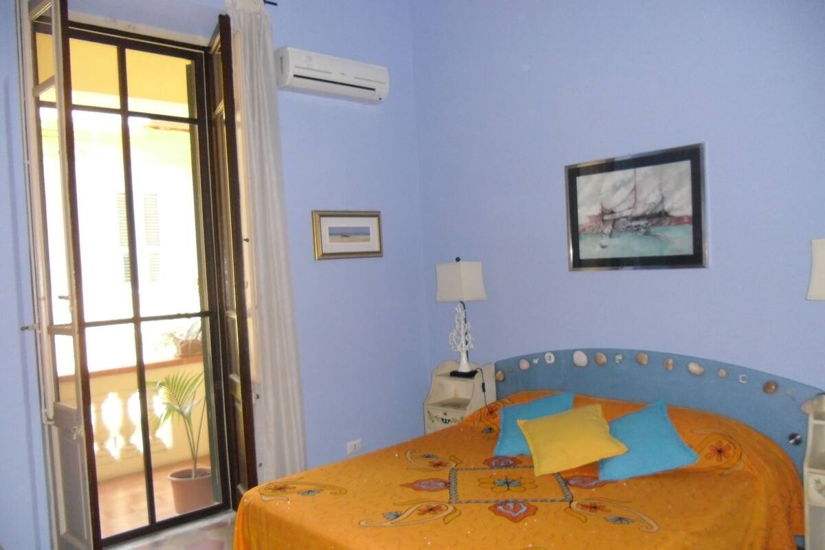 Chambre triple classique | Minibar, bureau, accès au Wi-Fi (inclus), literie fournie
