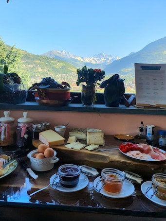 Free daily local cuisine breakfast