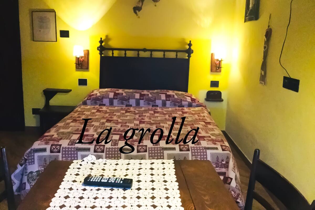 Kamar Comfort, pemandangan gunung | Selimut bulu angsa, tirai kedap cahaya, dan Wi-Fi gratis