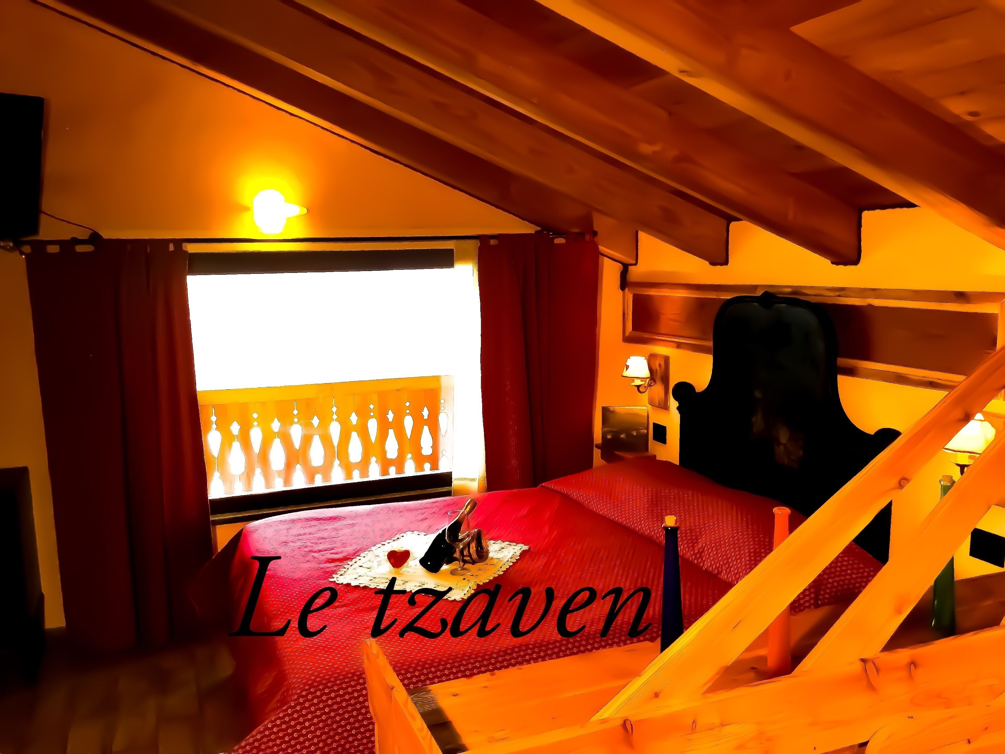 Une pièce confortable avec un lit, une fenêtre avec des rideaux, un plafond en bois et un balcon avec une balustrade.