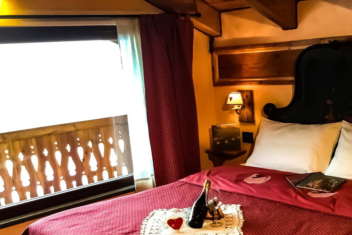 Suite Romantis | Selimut bulu angsa, tirai kedap cahaya, dan Wi-Fi gratis