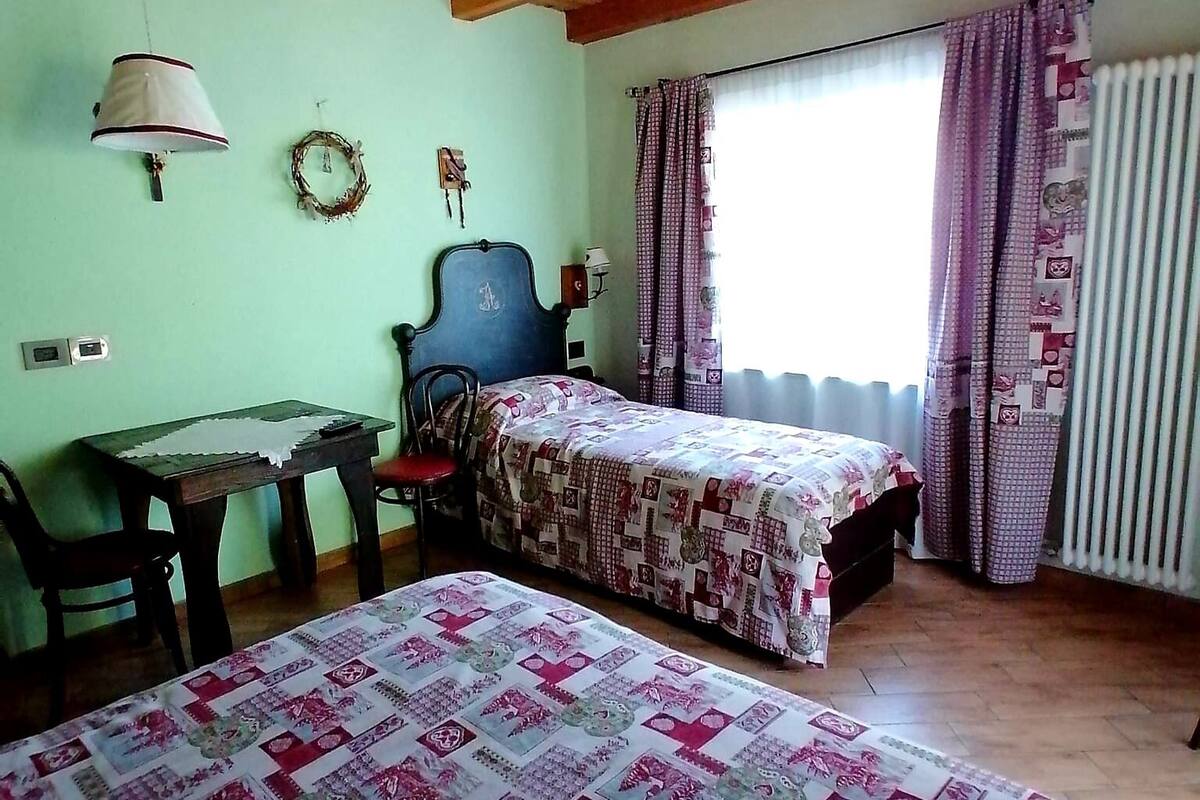 Kamar Triple Tradisional | Selimut bulu angsa, tirai kedap cahaya, dan Wi-Fi gratis