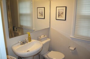 Basic-Suite, 2 Schlafzimmer, eigenes Bad, eingeschränkter Seeblick | Badezimmer